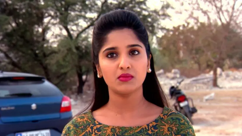 Swapna Gets Ready to Kill Nithya