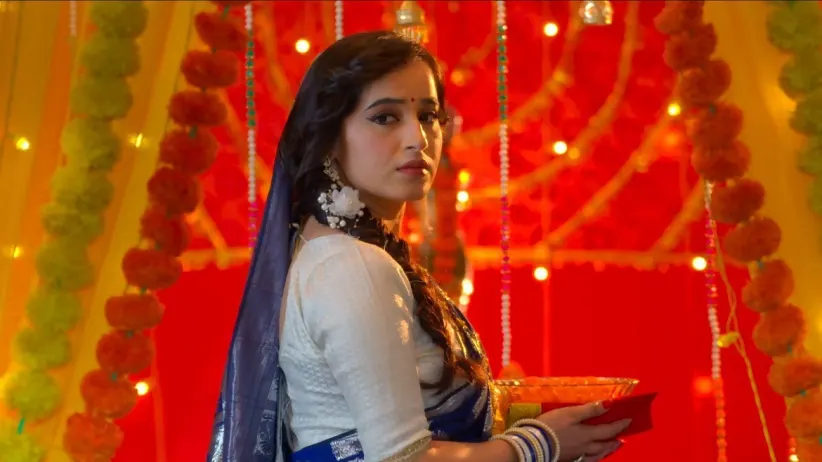 Mirza and Mishra Arrive to Buy Saris
