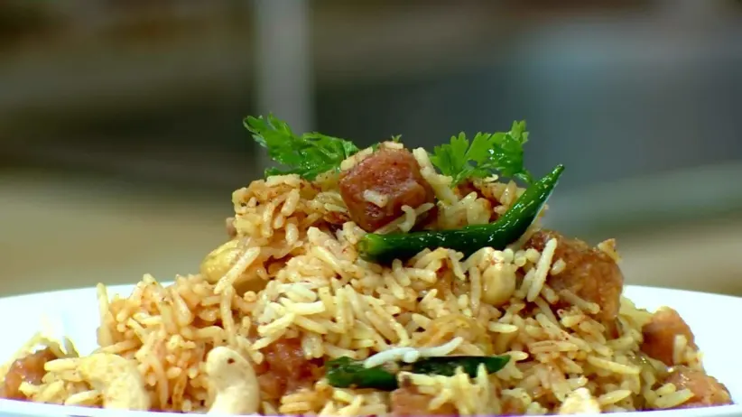 Lichu Chingri and Golda Chingrir Kathi Kabab