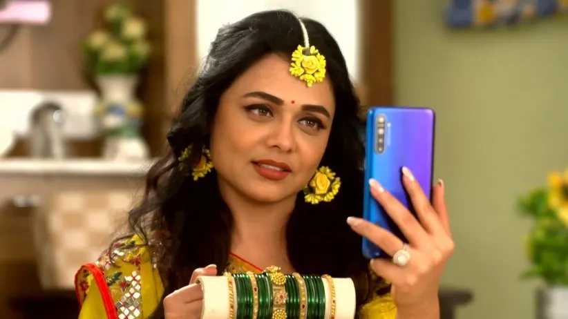 Yash Assists Neha in Selecting the Bangles