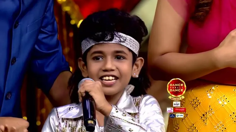 Mithun And Malavika Woo the Crowd