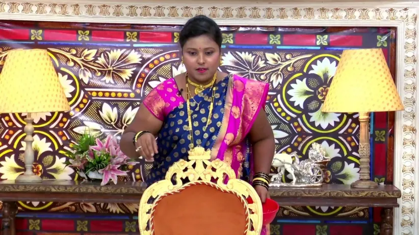 Aadesh Gifts Jewellery to the Winner