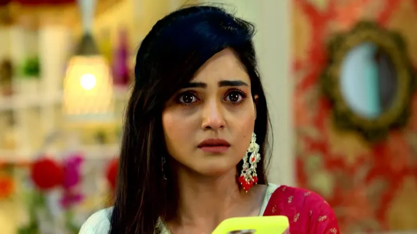 Madhuri Asks for Nila's Help