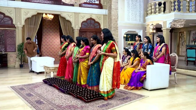 Aadesh Gifts a Necklace to the Winner