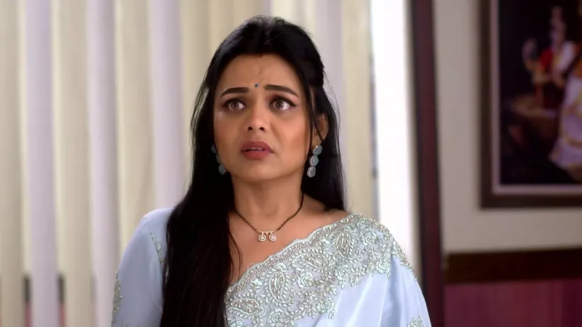 Meenakshi Takes Advantage of Neha's Plight