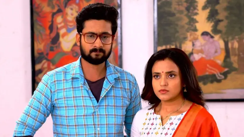 Gayetri Holds Rini Captive