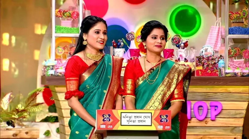 Four Pairs of Sisters Participate in the Show