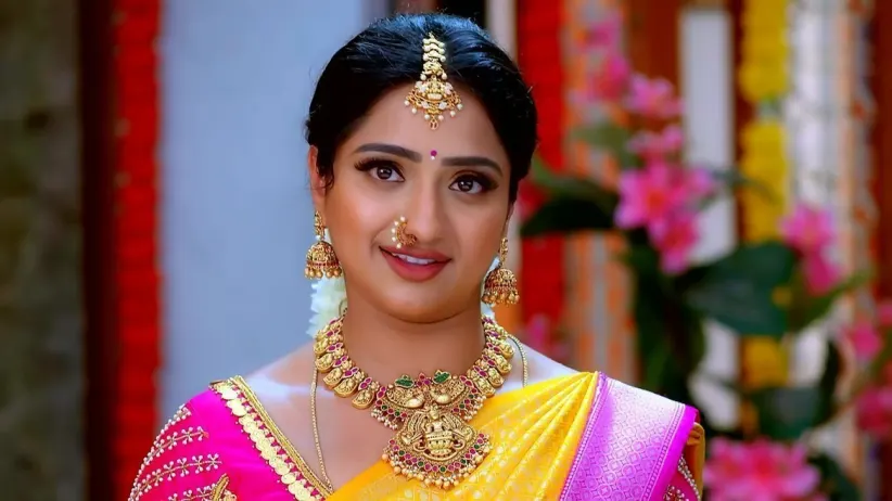 Nayani Gives the House Keys to Hasini