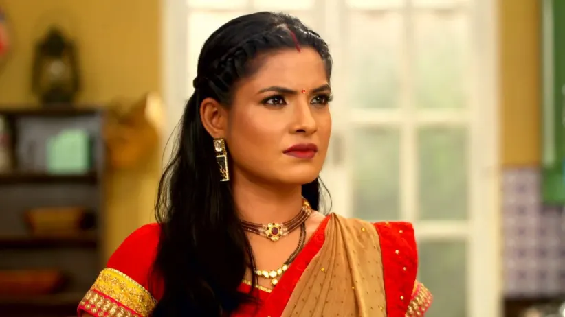 Amar Brings a Saree for Aarti