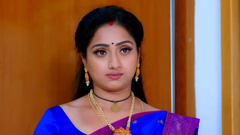 Vishal Applies Oil to Tilottama's Injured Feet | Trinayani