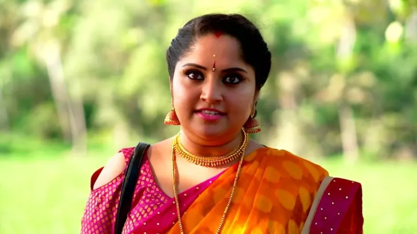 Shalini Pays Gopalakrishnan a Taxi Fare