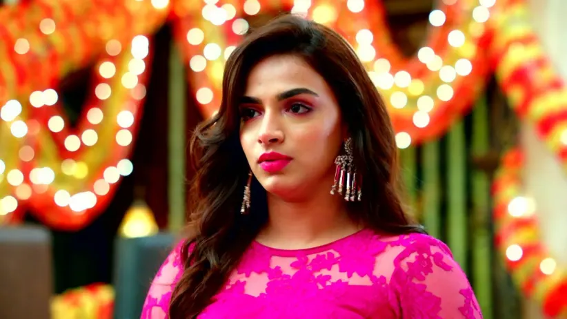 Neha Steals Lakshmi's Necklace