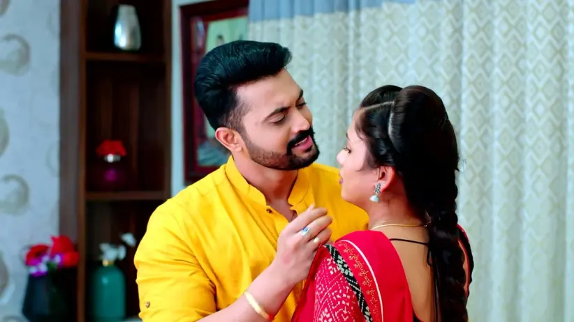 Rahul Applies Henna to Sarasu