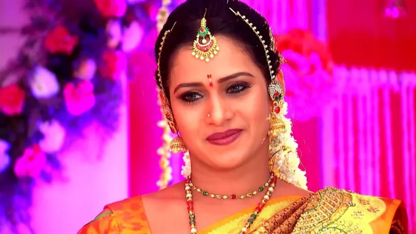 Jaya Surya Ties the Nuptial Chain to Ganga