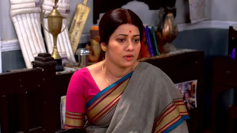 Urmi Returns a Briefcase to a Passenger