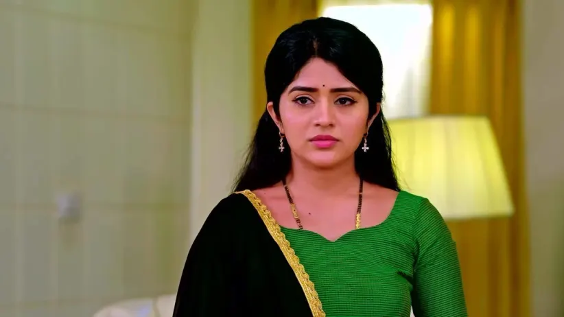 Meera Consoles an Emotional Jhende