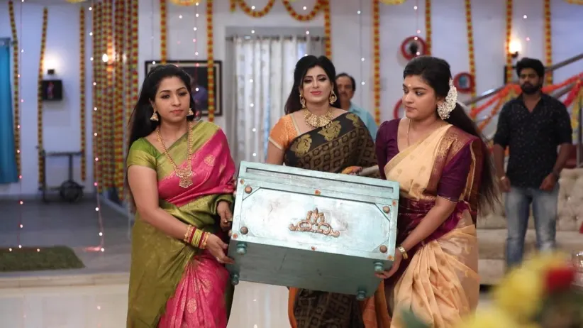 Akhila Fails to Open the Jewellery Box