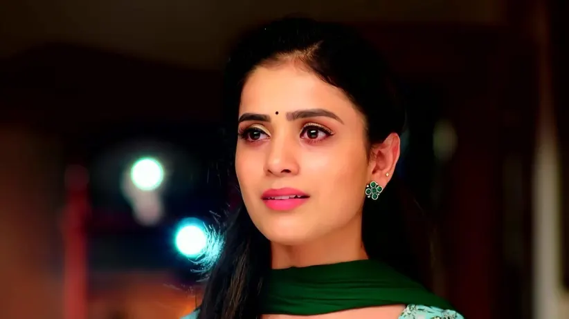Amar Gives Radhika a Saree