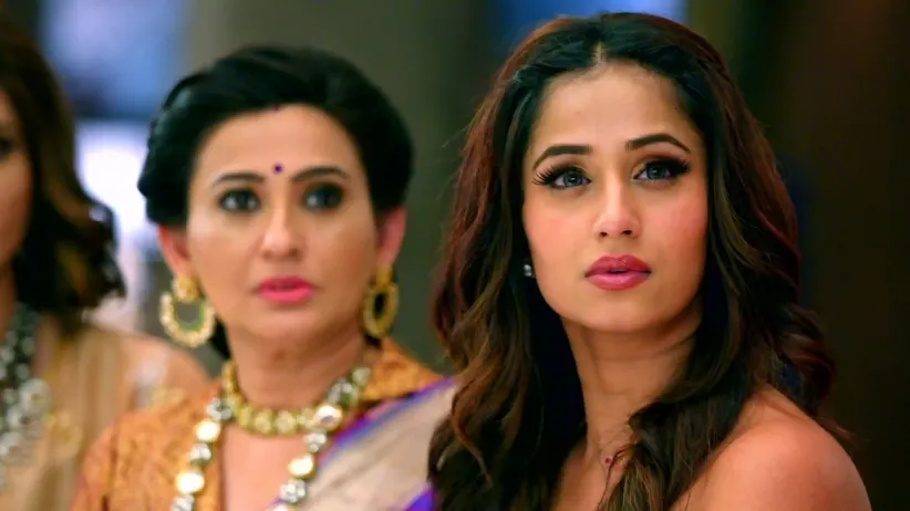 Lakshmi Stops Malishka From Stealing the Pen-drive