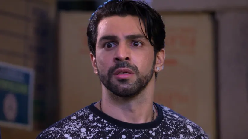 Kiran Holds Nikhil at Gunpoint