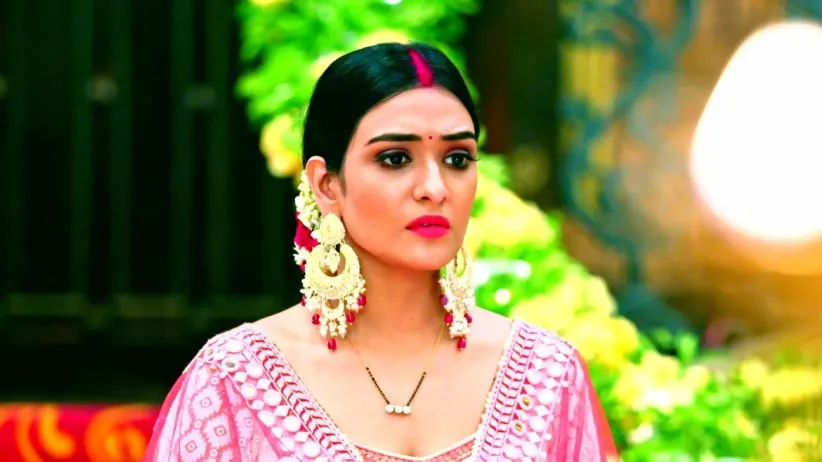 Malishka Takes the Pen Drive from Balwinder