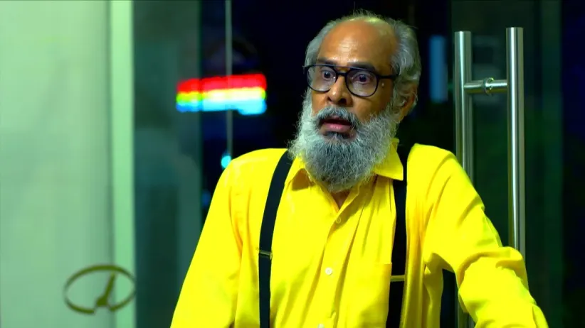 Unnithan Weeps While Holding Mukundan's Photo