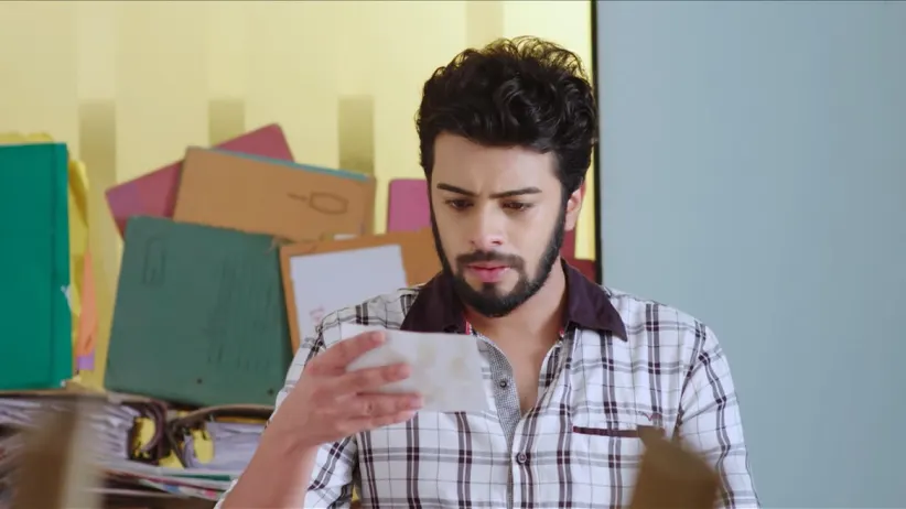 Vikrant Finds an Important Photograph