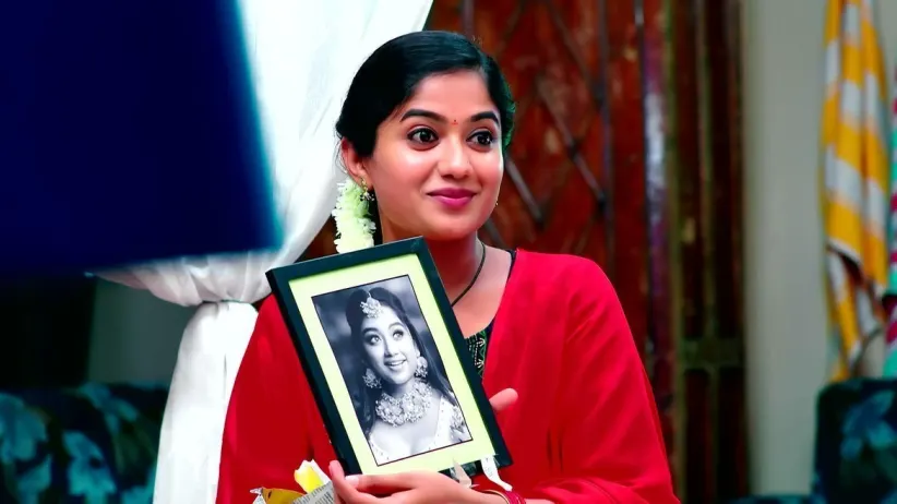 Ramalakshmi Puts Earrings for Aadhya