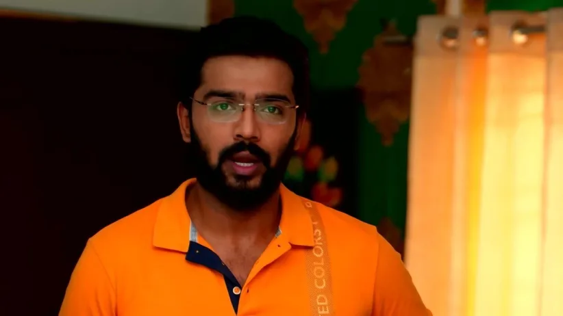 Bommi Laments In Front of Annalakshmi's Picture