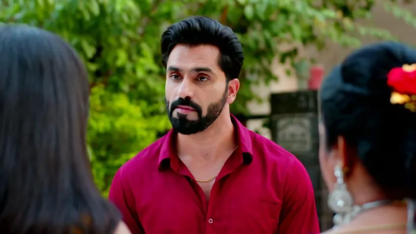 Araj Urges Diya to Accompany Him