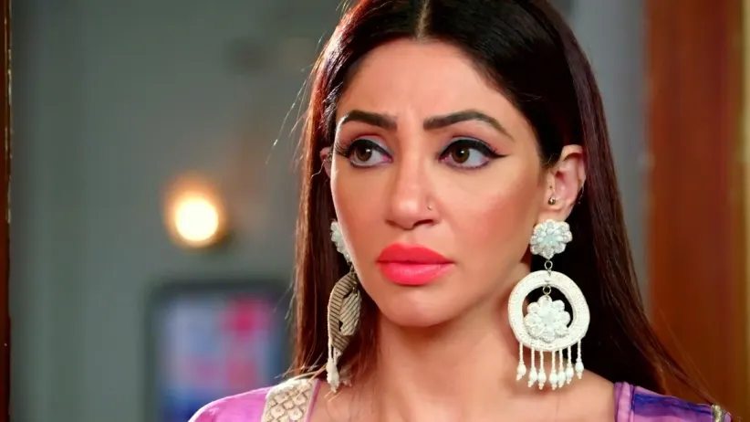 Ranbeer Stops Prachi from Falling | Kumkum Bhagya
