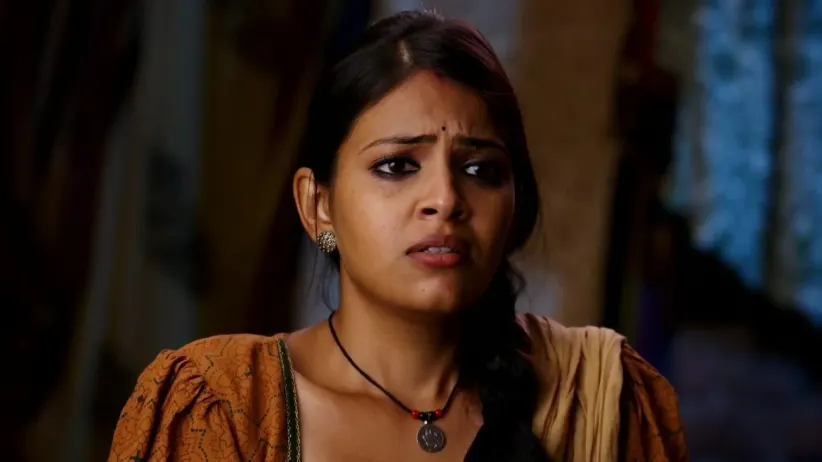 Mukta Applies Vermilion on Her Forehead