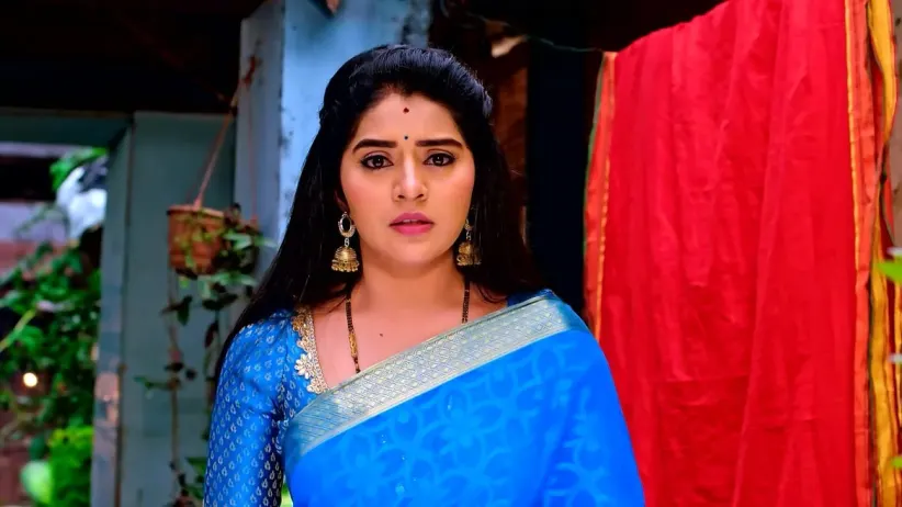 The Chawl's Tenants Gossip about Anu and Sanju