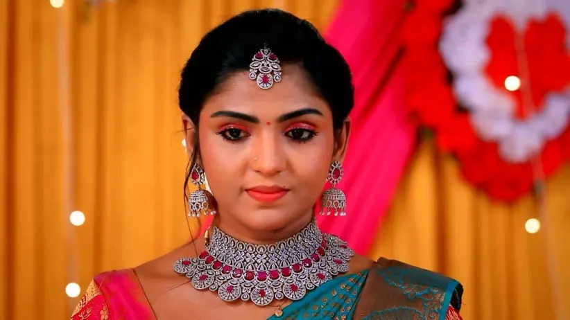 Karthik Applies Henna for Vanathi