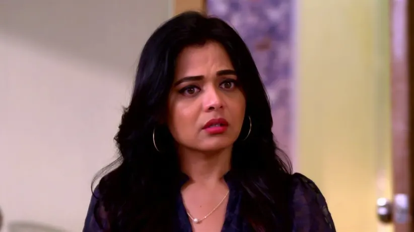 Anushka Tears Yash and Neha's Photo