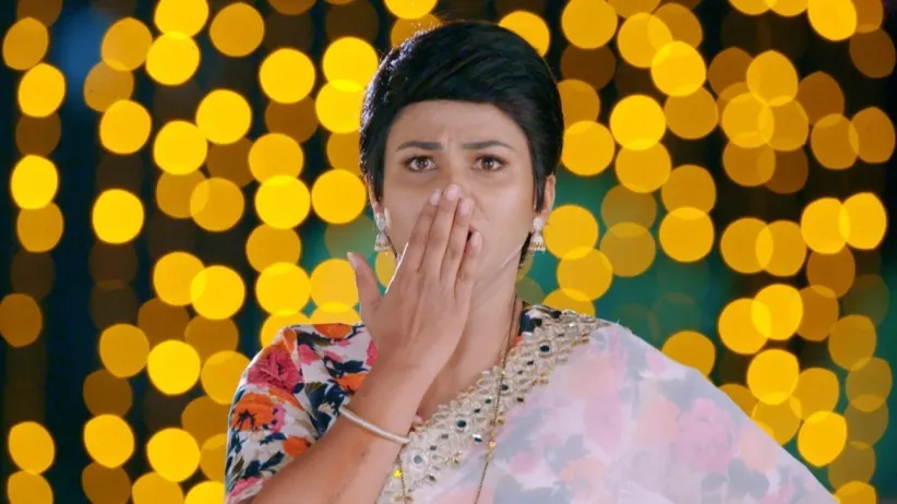 Sathya Spies on Karthik and Malvika