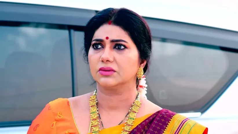 Divya Compels Bhuvana to Remove the Line