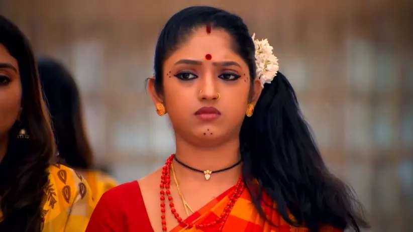 Bommi Tries to Cheer Dheivanayagam | Ninaithale Innikkum