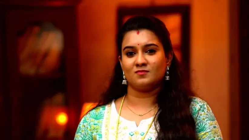 Shalini Deals with Sushmita