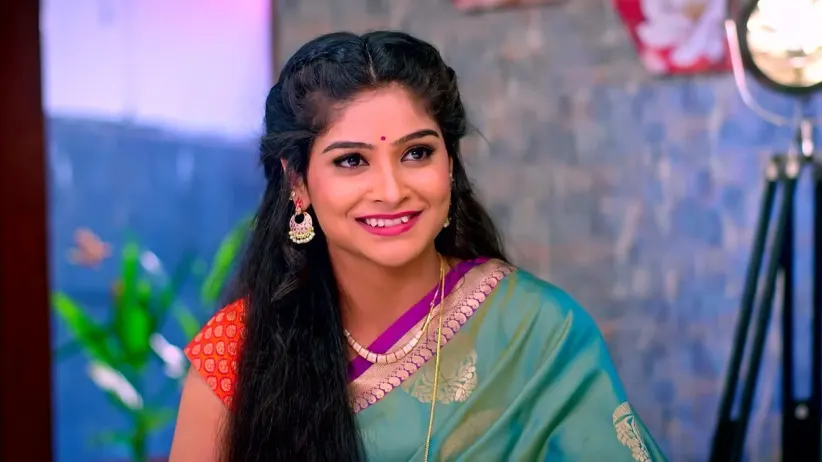 Poorni Invites Siri to Her Baby Shower