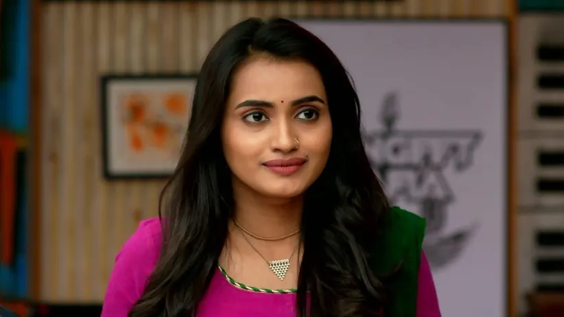 Veena Gets Introduced to Everyone in the Band