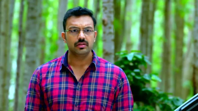 பிச்சைக்காரன் மூலம் ஏ.ஜேவிடம் வம்பு செய்யும் ஹாசினி. ஹாசினியின் தொல்லையால் காரை மரத்தில் மோதும் ஏ.ஜே, பதறும் ஜெயம்மா. கார் பழுதாவதால் உதவிக்கு ஆளை அழைக்க காட்டுக்குள் செல்லும் ஹாசினி, ஏ.ஜே.