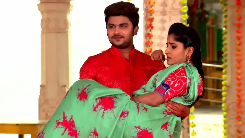 Ganga Locks Nithya in a Room