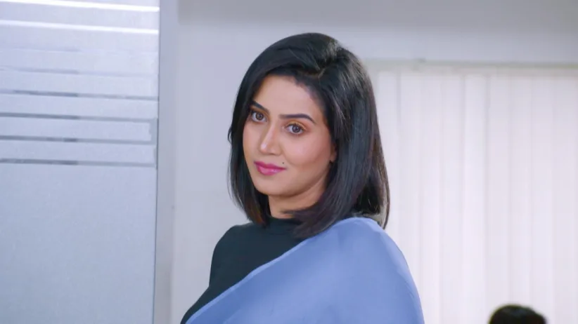 Karthik Learns about Sathya's Upcoming Birthday