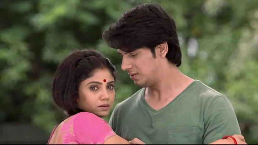 Santoshi and Arya Meet Paras on the Road
