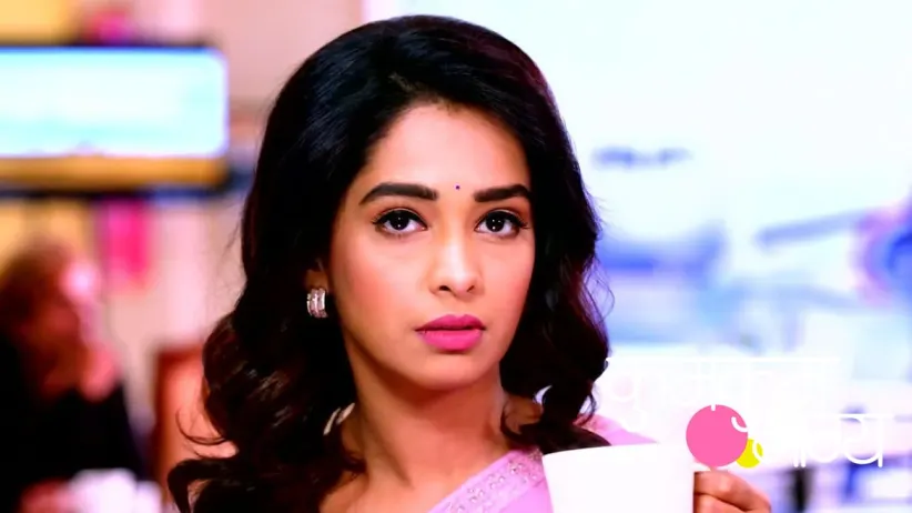 Ranbeer Looks for Prachi at the Airport