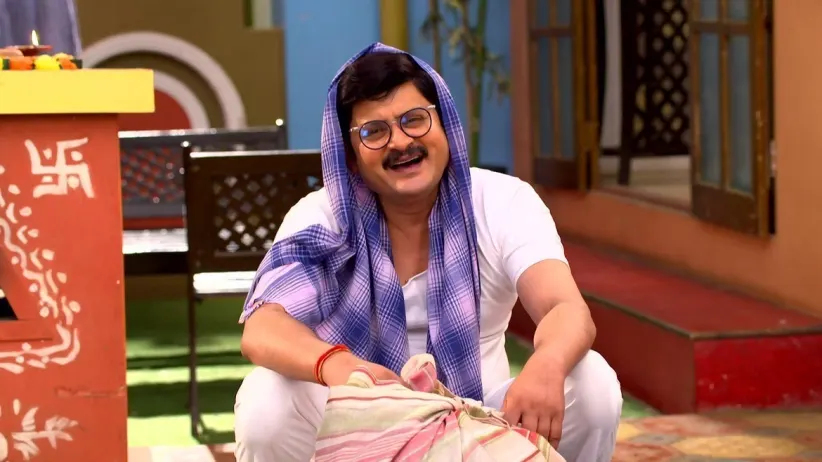 A Disguised Vibhuti Buys Goods from Angoori