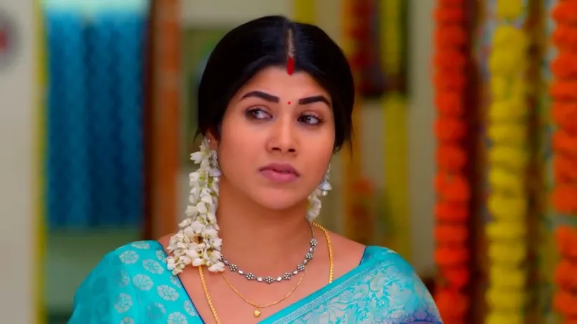 Karthikeyan Selects a Dress for Deepa