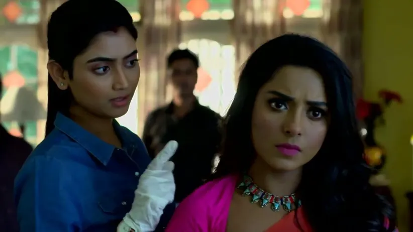 Jagadhatri Visits Divya | Jagadhatri