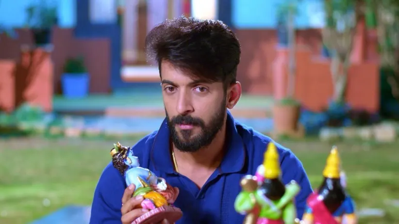 Paarvathi Shares a Good News with Aditya